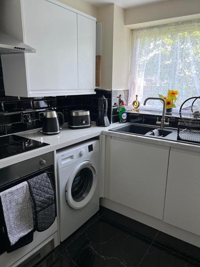 Modern Beautiful Gated Two Bed Apartment Stifford Exteriér fotografie
