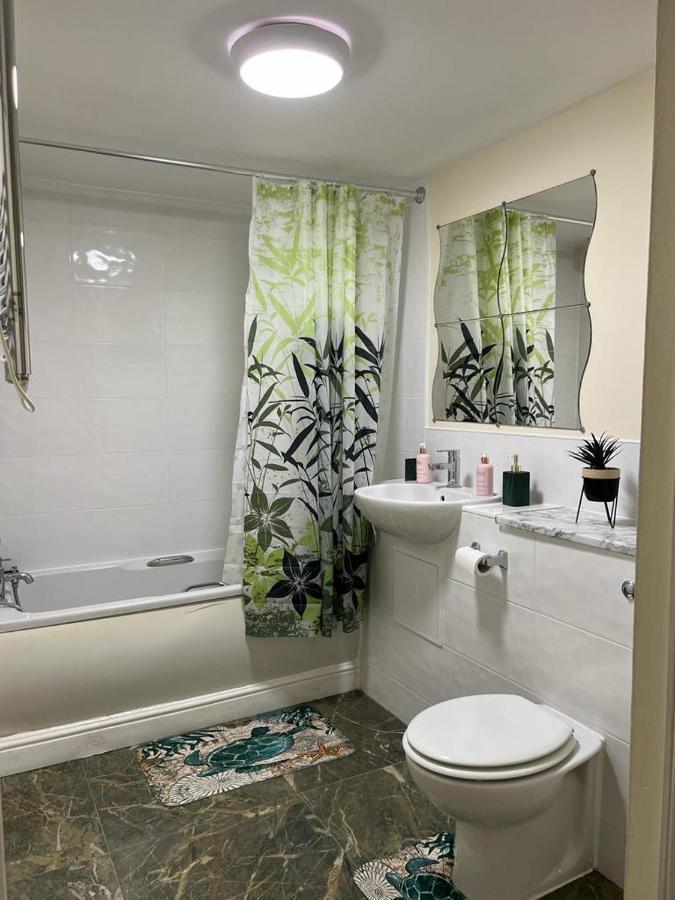 Modern Beautiful Gated Two Bed Apartment Stifford Exteriér fotografie