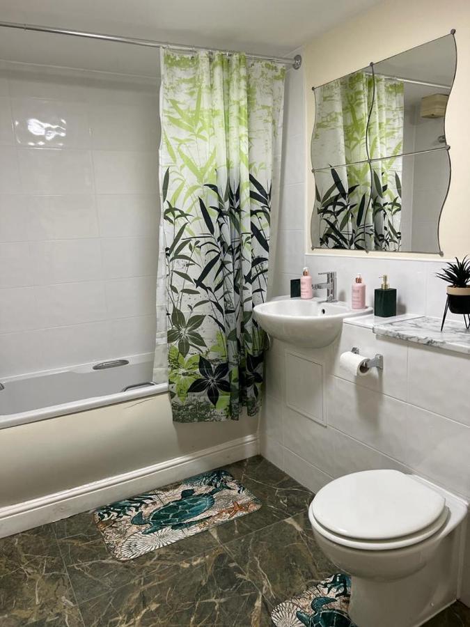 Modern Beautiful Gated Two Bed Apartment Stifford Exteriér fotografie